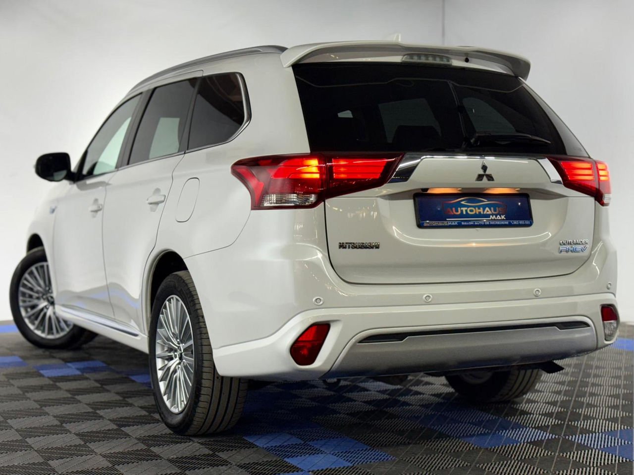 Mitsubishi Outlander PHEV I (2013 - 2018) image