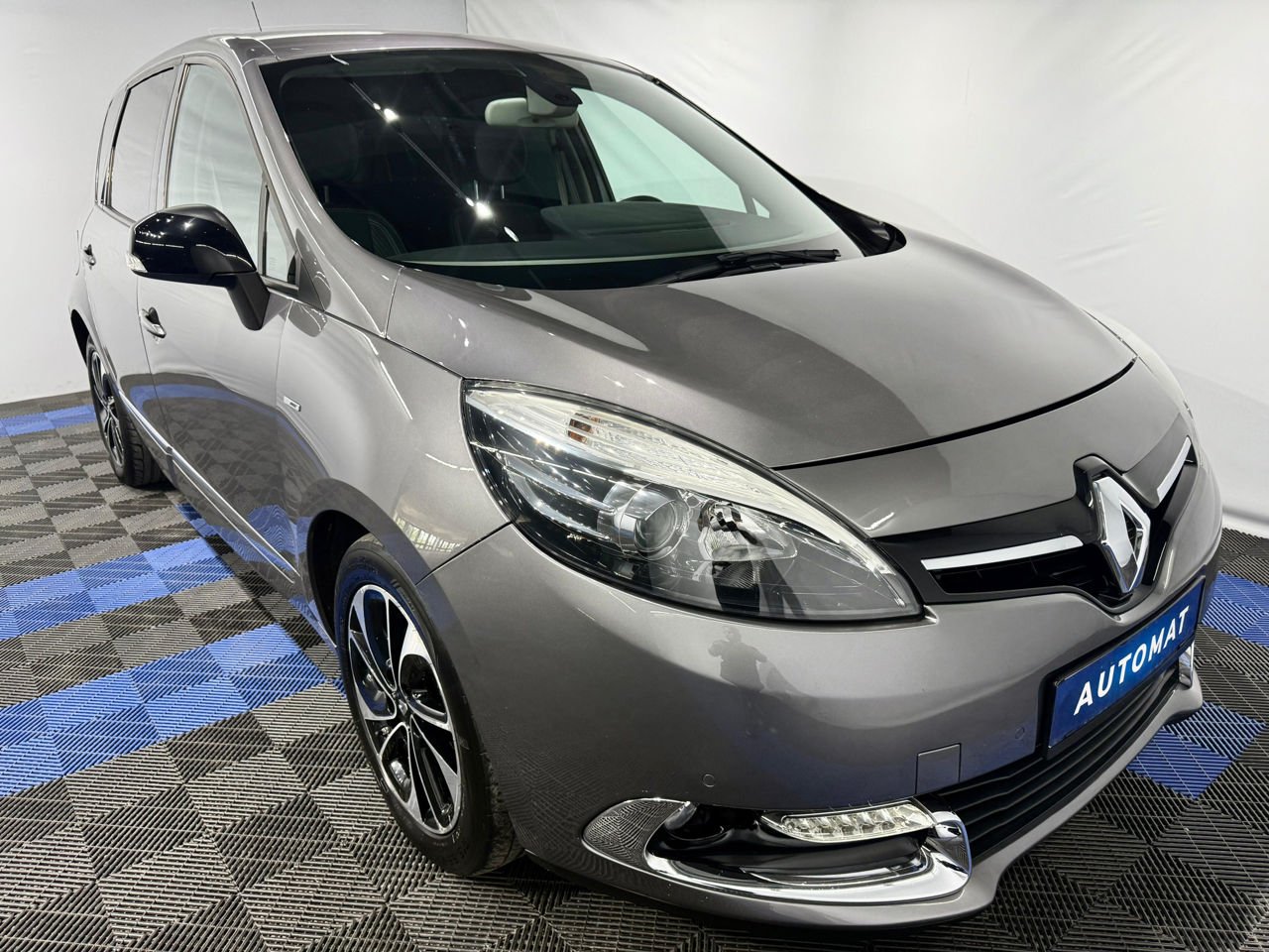 Renault Scenic III (2009 - 2016) image Renault Scenic III (2009 - 2016) image
