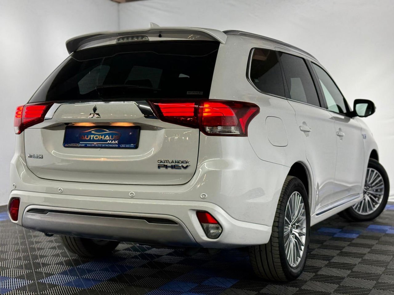 Mitsubishi Outlander PHEV I (2013 - 2018) image