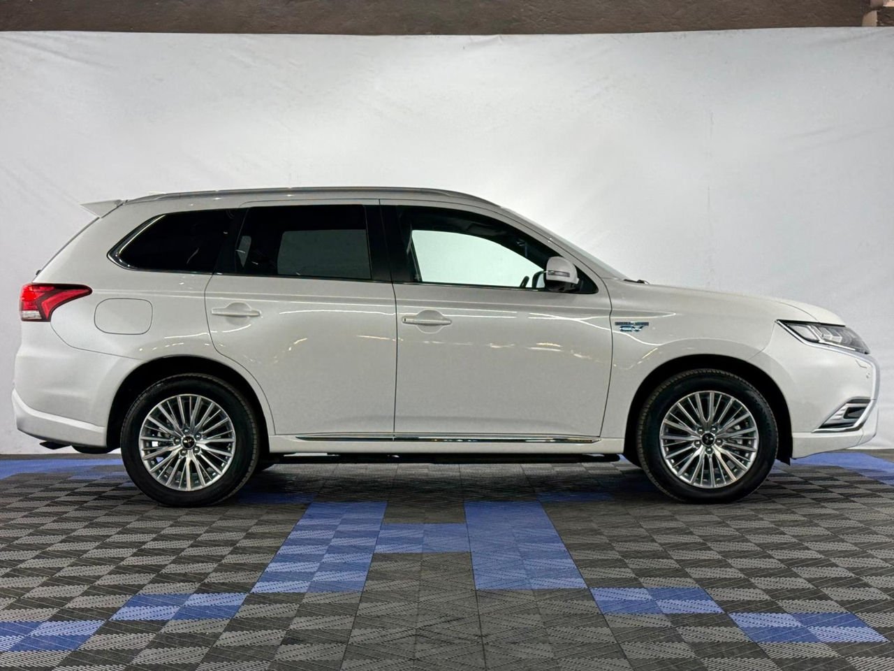 Mitsubishi Outlander PHEV I (2013 - 2018) image